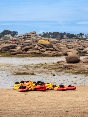 Pembe granit taşların kayalık oluşumlarını içeren manzaralı bir kıyı manzarası. Ploumanach, Brittany, Pembe granit sahili