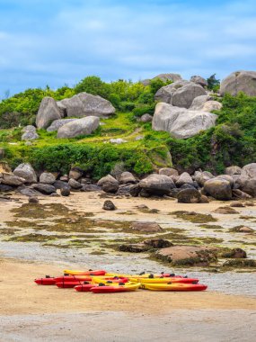 Granit taşların kayalık oluşumlarını içeren manzaralı bir kıyı manzarası. Ploumanach, Brittany, Pembe granit sahili