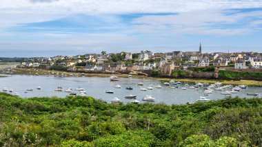 Bereketli yeşilliklerle çevrili, sakin bir körfezde demirlemiş çok sayıda teknesi olan Conquet, Brittany kıyı kasabasının manzarası..