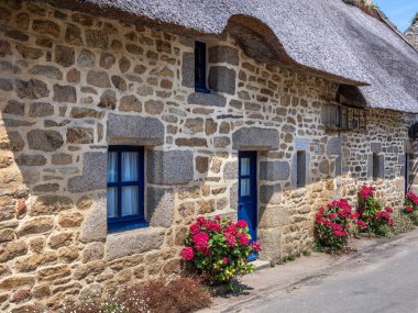 Geleneksel Kercanic köyünde Thatched Roof ve Blue Kepenkli Büyüleyici Breton Stone Cottage