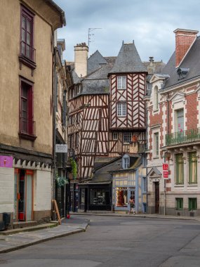 Rennes, Fransa - 26 Temmuz 2024: Rennes, Brittany 'nin antika bir başkentinde geleneksel yarı keresteli evler. Mimaride eski ve yeni tarzların bir karışımı sergileniyor.