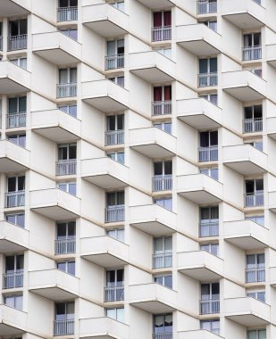 Modern bir apartman binasında tekrarlanan balkon deseni, geometrik ve simetrik bir tasarım yaratıyor..