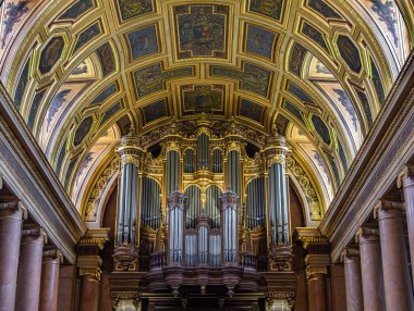 Rennes, Fransa - 26 Temmuz 2024: Saint Pierre 'in tarihi katedrali - Rennes şehir merkezinde Aziz Peter.