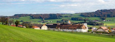 Avusturalya köyünün sonbahar panoraması 8. yüzyıldan kalma benediktin manastırı ve manastırı ile
