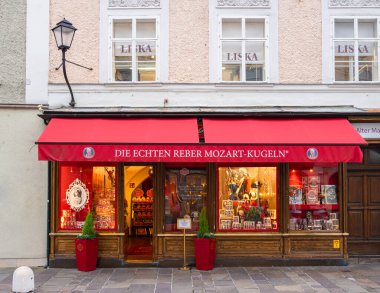 Salzburg, Avusturya - 24 Ekim 2024: Gerçek Reber Mozart Kugeln, Wolfgang Amadeus Mozart 'ın adını taşıyan ünlü Avusturya pralinlerini satan bir mağazadır..