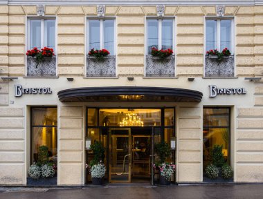 Salzburg, Avusturya - 24 Ekim 2024: Salzburg 'da Hotel Bristol şehrin merkezinde yer alan lüks bir beş yıldızlı oteldir.