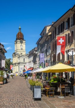 Morges, İsviçre - 6 Eylül 2024: Eski bir kasaba ve Protestan bir kilise, kafeler, dükkanlar ve dükkanlar.