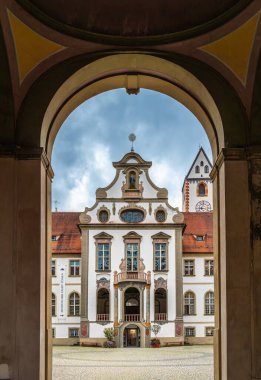 Fussen, Almanya - 5 Ağustos 2024: Fussen Şehir Müzesi eski St. Mang Manastırı 'nın bir bölümünde yer almaktadır. Sergide şehir tarihi, manastır, lavman ve keman yapımı üzerine sergiler