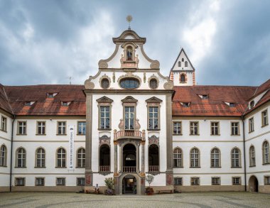 Fussen, Almanya - 5 Ağustos 2024: Fussen şehir müzesi eski St. Mang Manastırı 'nın bir bölümünde yer almaktadır. Sergide şehir tarihi, manastır, lavman ve keman yapımı üzerine sergiler
