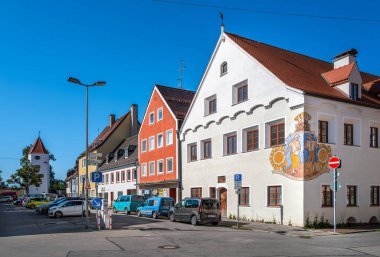 Schongau, Almanya - 6 Ağustos 2024: Bavyera 'nın ortaçağ şehri Schongau' nun canlı caddesi eşsiz renkli mimarisi ve canlı atmosferi ile.