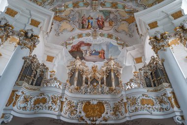 Wieskirche 'in içi, ya da Meadows' daki kilise, Almanya 'nın resmi Bavyera kırsalında bulunan ünlü bir barok hac kilisesi..