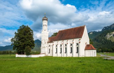 Bavyera 'nın Schwangau kentindeki St. Coloman Kilisesi çarpıcı mimarisi ve manzarası ile tanınan güzel ve önemli bir simgedir..