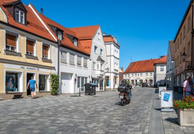 Friedberg, Almanya - 6 Ağustos 2024: Cobblestone Caddesi 'nde eski ve antika bir kasaba olan Friedberg' e motosiklet sürüşü
