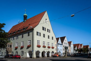 Schongau, Almanya - 6 Ağustos 2024: Rathaus - belediye binası ve Bavyera 'nın ortaçağ kasabası Schongau' nun canlı bir caddesi eşsiz renkli mimarisi ve canlı atmosferi ile.