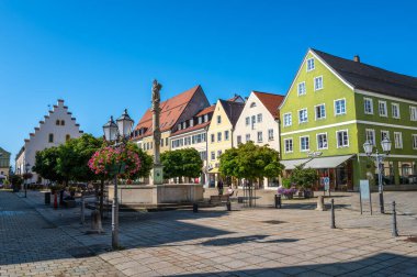 Schongau, Almanya - 6 Ağustos 2024: Bavyera 'nın ortaçağ şehri Schongau' nun canlı caddesi eşsiz renkli mimarisi ve canlı atmosferi ile.