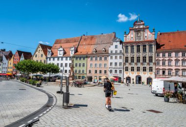 Landsberg am Lech, Almanya - 6 Ağustos 2024: Landsberg am Lech, Almanya 'nın Bavyera eyaletinde yer alan bir şehirdir. Zengin tarihi ve büyüleyici ortaçağ mimarisi ile tanınır.
