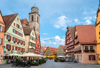 Dinkelsbuhl, Almanya - 7 Ağustos 2024: Dinkelbuhl kasabası, son derece iyi korunmuş ortaçağ kent manzarası nedeniyle Romantik Yol 'da önemli bir turizm beldesi.