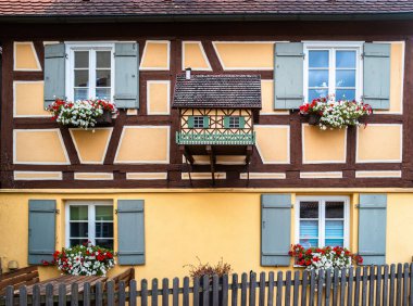 Almanya, Dinkelsbuhl 'da küçük bir eve benzeyen eşsiz bir balkonu olan yarı ağaçlandırılmış bir ortaçağ evi..