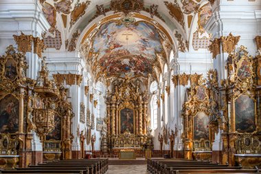 Kutsal Haç Kilisesi 'nin içi, Landsberg am Lech, Bavyera, Almanya' daki eski İsa Kilisesi.