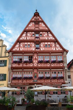 Dinkelsbuhl, Almanya - 7 Ağustos 2024: Dinkelsbuhl, Bavyera 'daki Resimli Ortaçağ Otel Deutsches Haus ve Altdeutsches Restoranı.