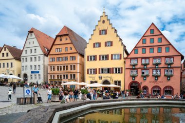 Rothenburg ob der Tauber, Almanya - 8 Ağustos 2024: Eski Rothenburg kasabası ob der Tauber, güzel korunmuş bir ortaçağ kasabası.