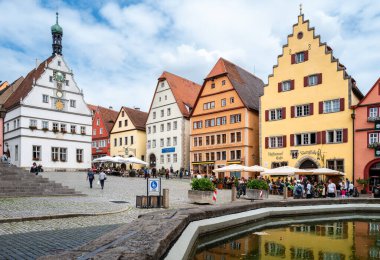 Rothenburg ob der Tauber, Almanya - 8 Ağustos 2024: Eski Rothenburg kasabası ob der Tauber, güzel korunmuş bir ortaçağ kasabası.