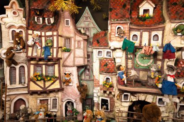 Rothenburg ob der Tauber, Almanya - 8 Ağustos 2024: Çeşitli faaliyetlerde bulunan hayvan heykelcikleriyle dolu tuhaf minyatür evler.