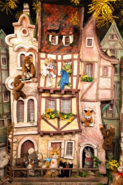 Rothenburg ob der Tauber, Almanya - 8 Ağustos 2024: Çeşitli faaliyetlerde bulunan hayvan heykelcikleriyle dolu tuhaf minyatür evler.