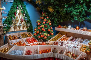 Rothenburg ob der Tauber, Almanya - 8 Ağustos 2024: Renkli el sanatları ve neşeli dekorasyonlarla dolu canlı bir pazar sahnesi.