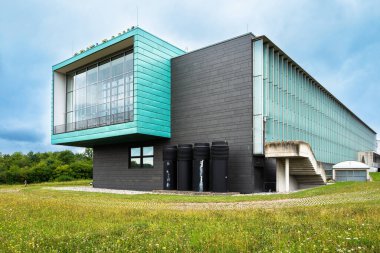 Feuchtwangen, Almanya - 8 Ağustos 2024: Bayerische Spielbank - Casino Feuchtwangen devlet lisanslı kumarhanesinin işletildiği halka açık bir işletmedir.