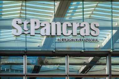 Londra, Birleşik Krallık - 13 Kasım 2024: St. Pancras International Londra 'da büyük bir tren istasyonu ve ulaşım merkezidir.