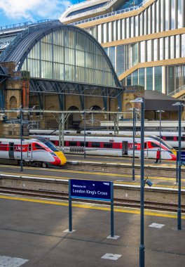 Londra, Birleşik Krallık - 13 Kasım 2024: Londra Kings Cross tren istasyonu - çeşitli platformlarda pano ve trenler