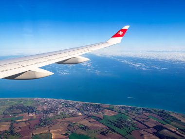 Londra, Birleşik Krallık - 27 Ekim 2024: Fransa 'nın Normandiya Sahil Sahası üzerindeki SWISS uçağından Hava Görüntüsü