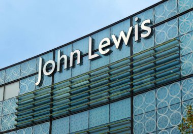 Londra, Birleşik Krallık - 13 Kasım 2024: John Lewis İngiltere genelinde bir mağaza zinciri işleten tanınmış bir İngiliz perakende şirketidir..