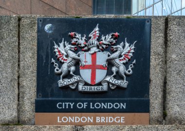 Londra, Birleşik Krallık - 13 Kasım 2024: Londra Köprüsü, Londra Köprüsü yakınlarındaki tarihi önemi, modern gelişimi ve ticari faaliyetleri birleştiren canlı bir bölgedir.