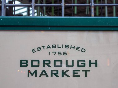 Londra, Birleşik Krallık - 27 Ekim 2024: Borough Market, Londra Köprüsü yakınlarındaki en eski ve en ünlü gıda pazarlarından biridir.