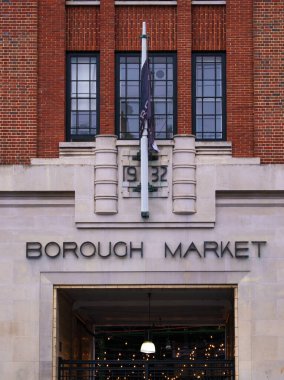 Londra, Birleşik Krallık - 27 Ekim 2024: Borough Market, Londra Köprüsü yakınlarındaki en eski ve en ünlü gıda pazarlarından biridir.