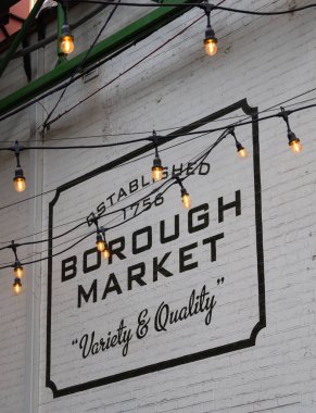 Londra, Birleşik Krallık - 27 Ekim 2024: Borough Market, Londra Köprüsü yakınlarındaki en eski ve en ünlü gıda pazarlarından biridir.