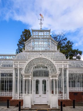 Londra, Birleşik Krallık - 27 Ekim 2024: Londra 'daki Horniman Müzesi Kış Bahçesi' nin muhteşem binası