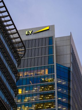 Londra, Birleşik Krallık - 27 Ekim 2024: EY, Ernst ve Young olarak da bilinir, dünyanın en büyük profesyonel hizmet ağlarından biridir..