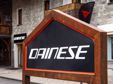 Livigno, İtalya - 20 Ağustos 2024: Dainese, yüksek kaliteli koruyucu motosiklet teçhizatı, giysisi ve aksesuarlarıyla ünlü bir İtalyan şirketidir..