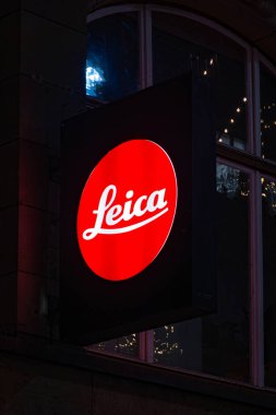Basel, İsviçre - 23 Aralık 2024: Leica yüksek kaliteli kameraları, optiği ve görüntüleme ekipmanlarıyla ünlü bir Alman şirketidir..