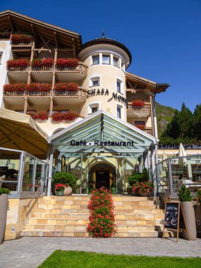 Samnaun, İsviçre - 20 Ağustos 2024: Samnaun 'da Chasa Montana dört yıldızlı lüks bir oteldir.