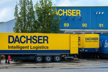 Regensdorf, İsviçre - 11 Ekim 2024: Dachser, Almanya merkezli küresel bir lojistik şirketidir..