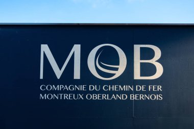 Vevey, İsviçre - 12 Aralık 2024: MOB, ya da Montreux-Oberland Bernois, Cenevre Gölü 'nden Bernese Oberland' a kadar Montreux 'dan manzaralı bir rota yürüten dar görüşlü bir demiryolu şirketidir..