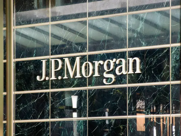 Londra, Birleşik Krallık - 27 Ekim 2024: J.P. Morgan çok çeşitli finansal hizmetler sunan önde gelen bir küresel finans şirketi.
