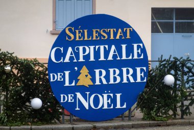 Selestat, Fransa - 29 Kasım 2024: Selestat 'ın ilk belgelenmiş Noel ağacı süslemesinin doğduğu yer olduğuna inanılıyor. Fransızca İşaret: Selestat, Noel ağacının başkenti