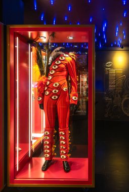 Montreux, İsviçre - 2 Ocak 2024: Müzede Freddie Mercury 'nin kostümü - İngiliz rock grubu Queen' in kayıt stüdyosu -
