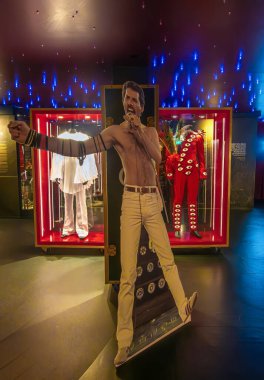 Montreux, İsviçre - 2 Ocak 2024: İngiliz rock grubu Queen 'in stüdyosu Freddie Mercury' nin kostümleri