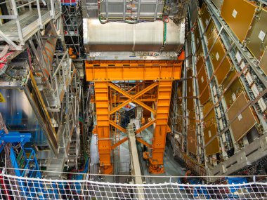 Cenevre, İsviçre - 5 Şubat 2025: CERN 'deki ATLAS detektörünün iç kompleksi renkli bileşenler ve gelişmiş teknolojiyle.